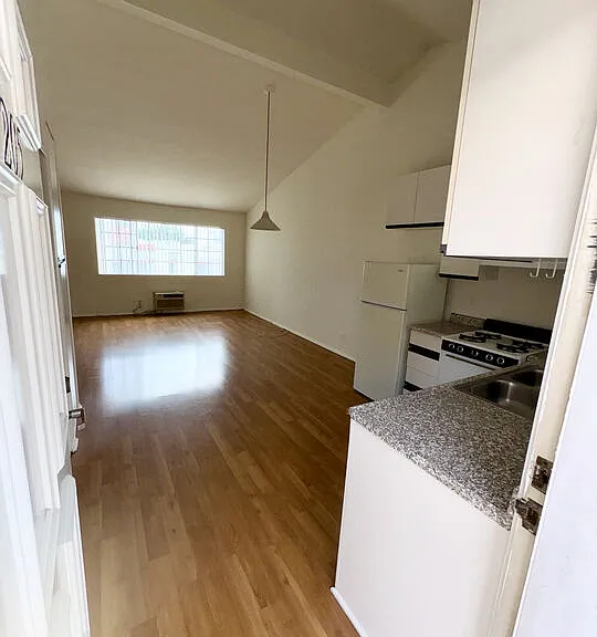 1221 Seward St #205 — Photo 7