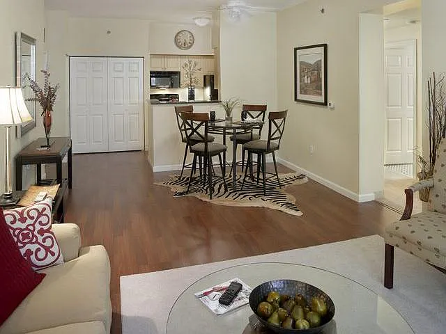 Cloverleaf Apartments — Photo 6