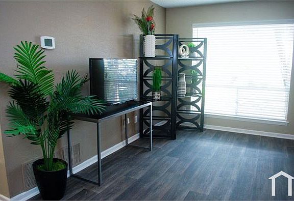 5th image of 8710 Datapoint Dr APT 8103