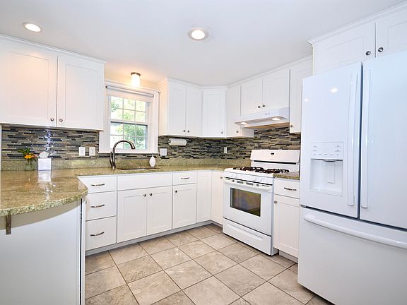 4th image of 67 Diane Avenue