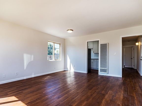 4th image of 340 Dahlia Ave