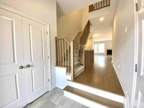 719 Cairn Cres Photo 1