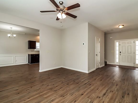4th image of 539 Hill Crest Cir