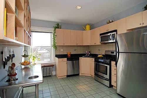 2nd image of 3135 W Leland Ave #P-3