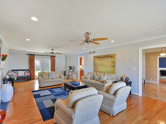 4th image of 32 Speir Dr