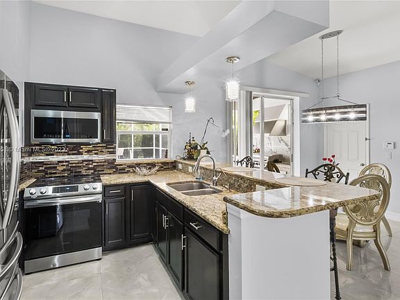 5th image of 707 Connecticut Ln