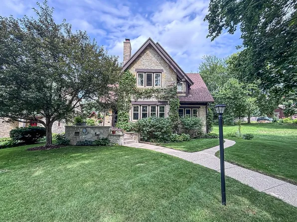 210 W College AVENUE, Waukesha, WI 53186