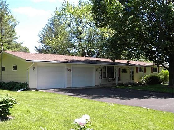 1st image of 906 Iowa Ave