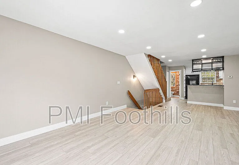 2578 E Nichols Cir — Photo 5