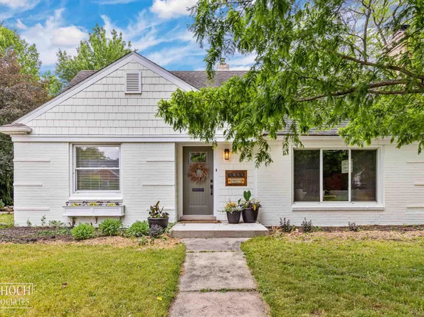 1201 Torrey Rd, Grosse Pointe Woods, MI 48236