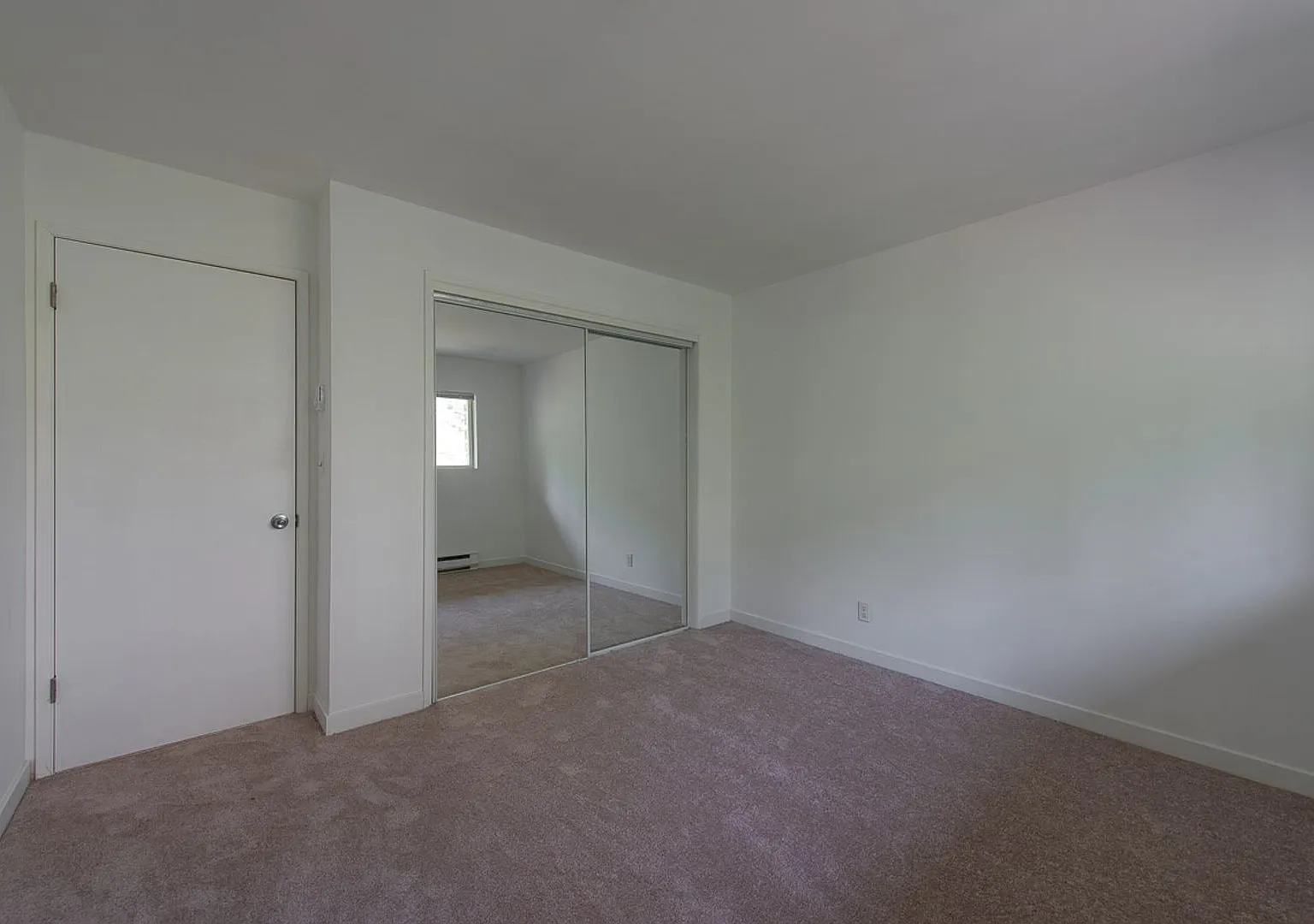 Top Floor 2bed/1bath Unit with New Flooring in Redmond! — Photo 4