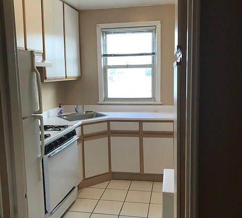3rd image of 27 Winchester Ave APT 2B