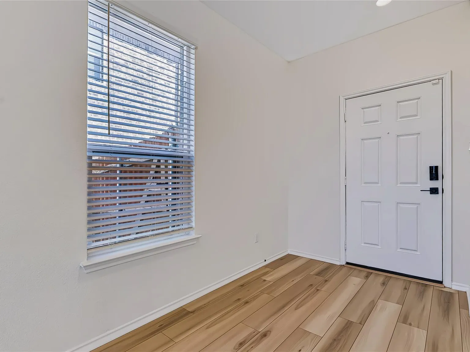 3 bed, 2.5 bath, 2070 sqft, $2,300 — Photo 3