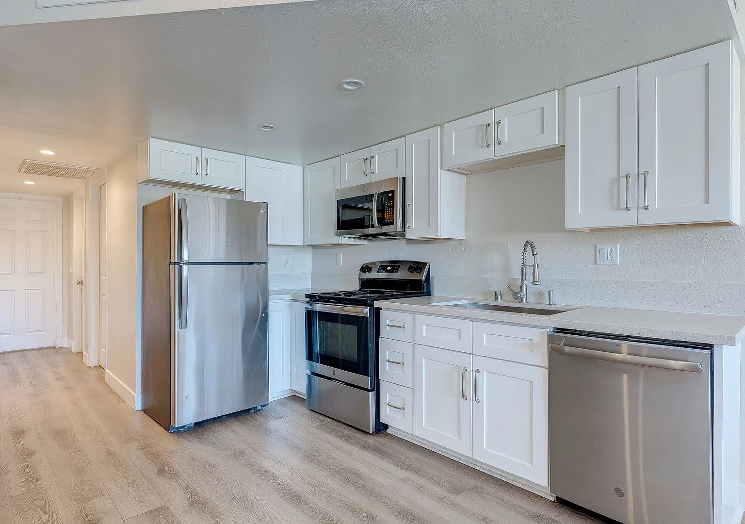 471 Jefferson Blvd — Photo 1