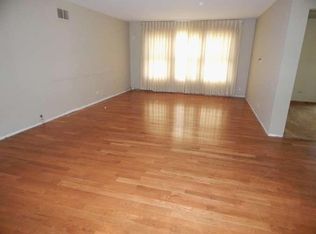 2220 Kensington Dr, Schaumburg, IL 60194