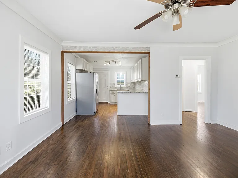 205 N Zenith Ave — Photo 5