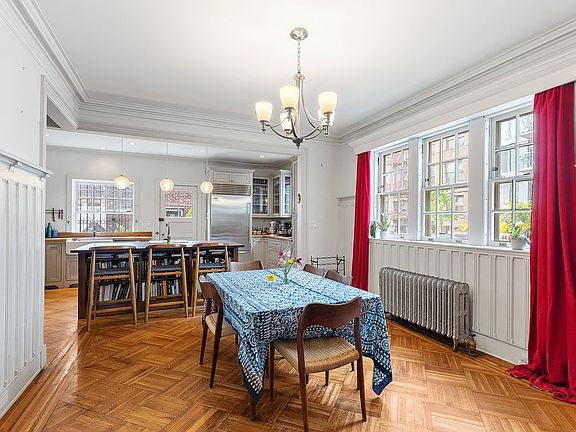 4th image of 221 E 21st St