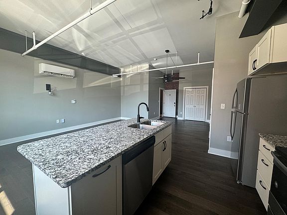 5th image of 811 Broadway St #101