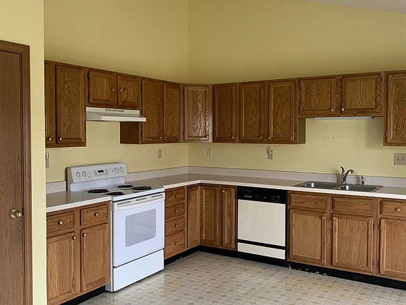 5th image of 1050 Hornbeam Cir W
