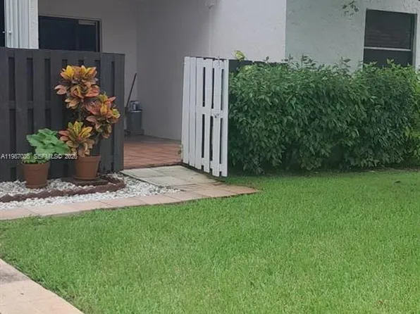 9437 Fontainebleau Blvd #110-16, Miami, FL 33172