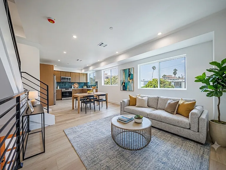 Gorgeous New Townhomes Next To la Cienega Park — Photo 6