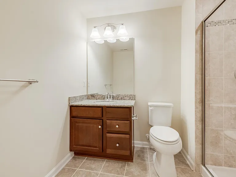 4th BATH (Lower Level)