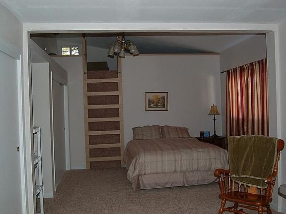 Notice the sitting area above the room, the kids would love this.