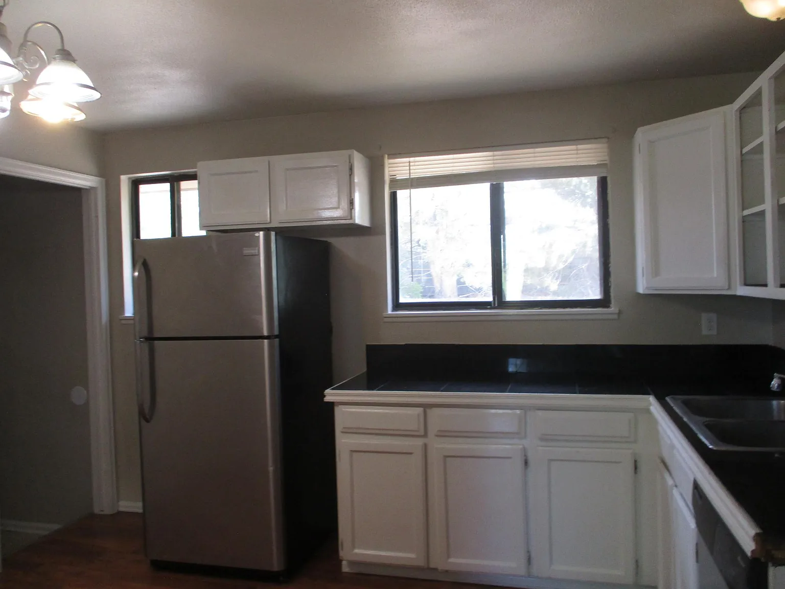 4 bed, 2200 sqft, $2,400 — Photo 2