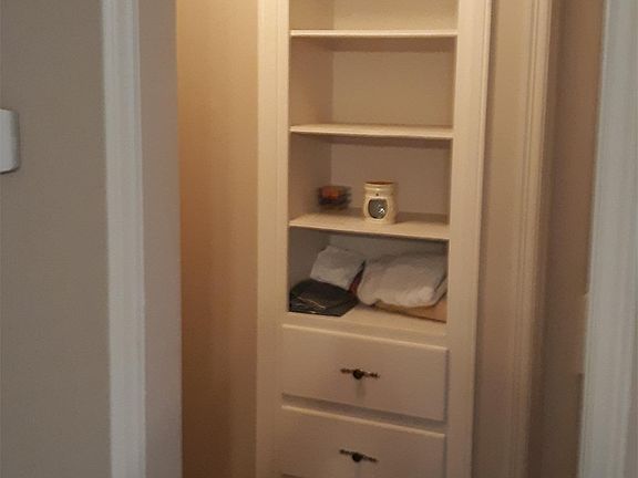 Hall hutch