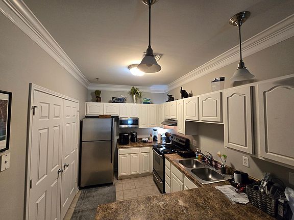 3rd image of 300 Helen Keller Blvd #B127