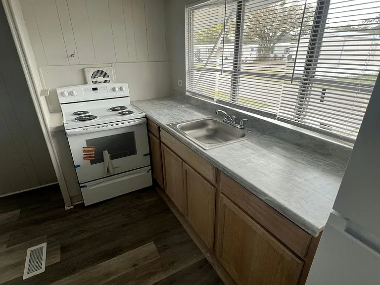 133 Lakeside Garden Cir #133 — Photo 9