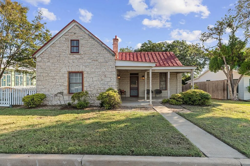 3 bed, 2016 sqft, $3,200 — Photo 1