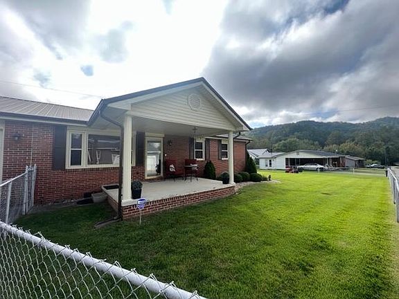 3rd image of 104 Castle Dr