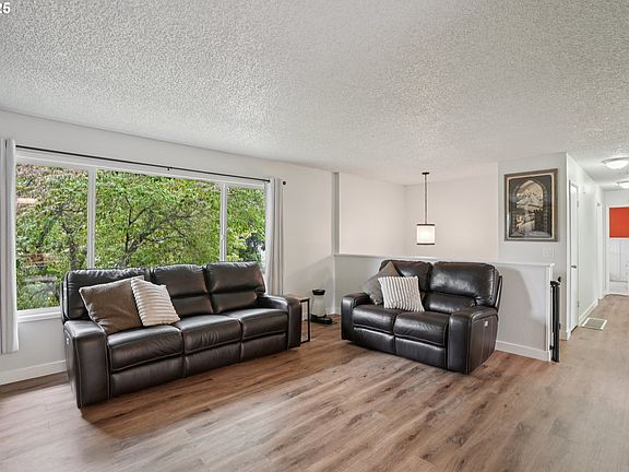 4th image of 902 SE Atherton Ave