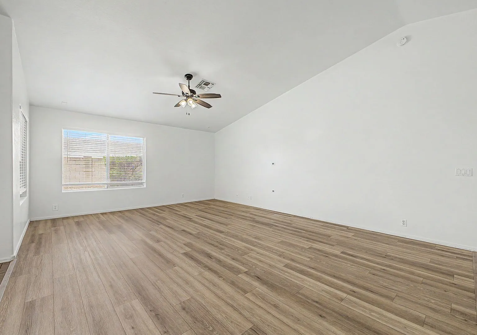 Perfect 4 BR Single Level Home — Photo 3