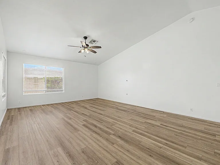 930 E Harwell Rd — Photo 3