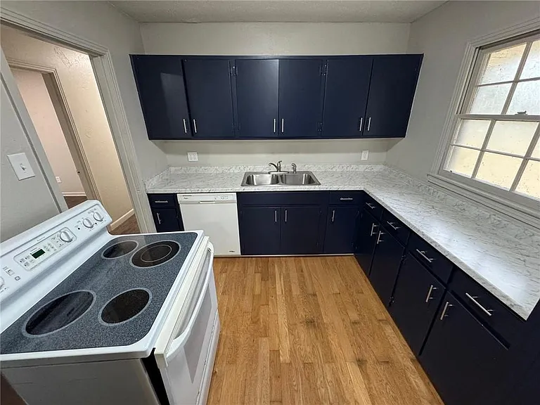 4734 Clarendon Dr — Photo 6
