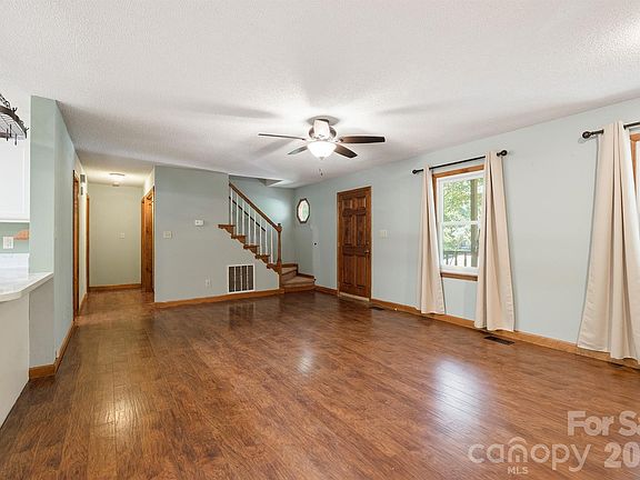 5th image of 221 Shadowbrook Rd
