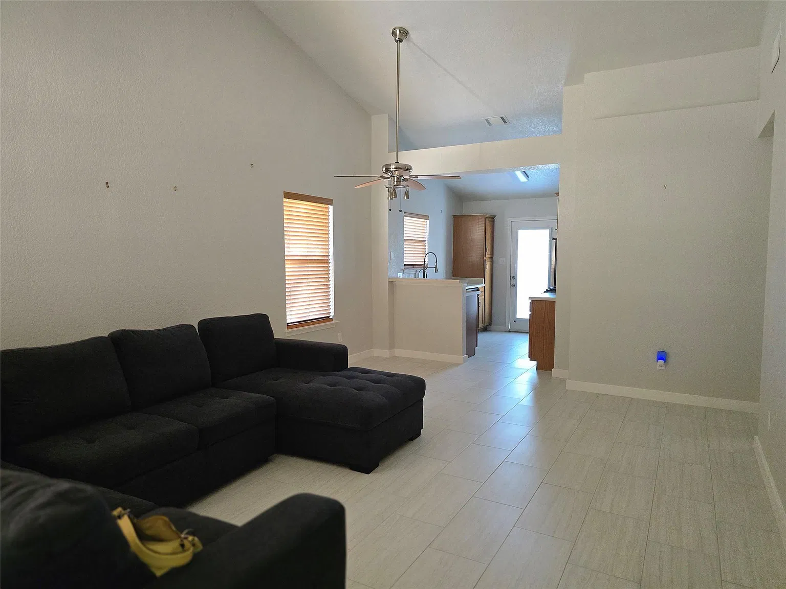 2 bed, 2.0 bath, 920 sqft, $1,650 — Photo 3