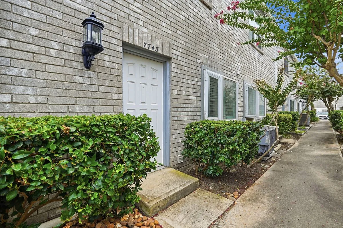 2 bed, 2.5 bath, 1368 sqft, $1,600 — Photo 1