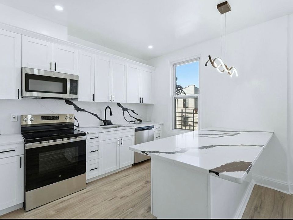 1st image of 1158 Summit Ave APT 3