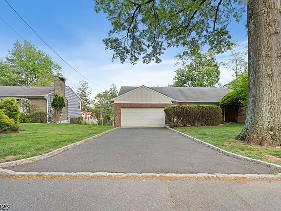 4th image of 26 Devon Dr