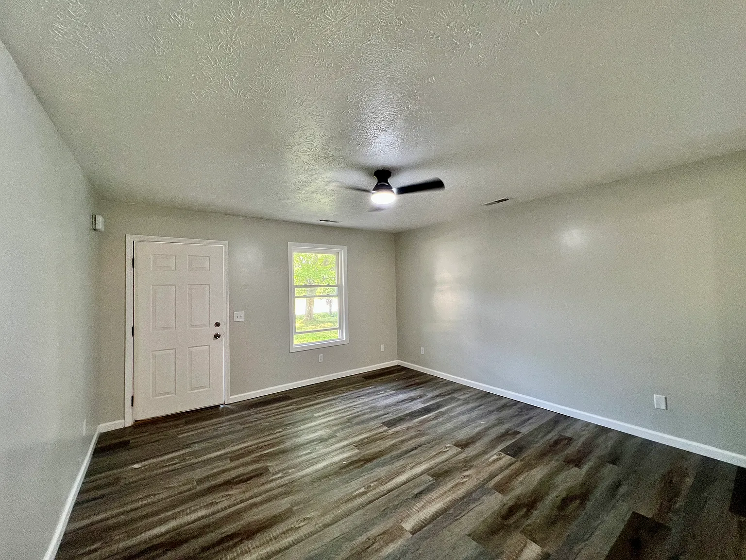 3 bed, 1155 sqft, $1,545 — Photo 2