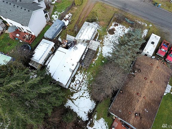 Greenbelt on backside of lot offers privacy.