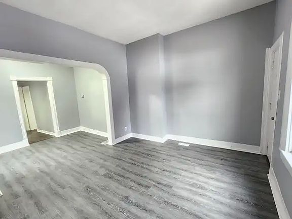 5th image of 185 Parkhill Rd W #4
