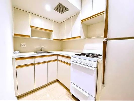 4th image of 104 W 74th St #A