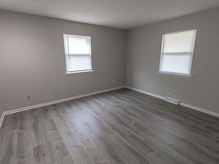 1913-1915 Greenleaves Ct — Photo 18