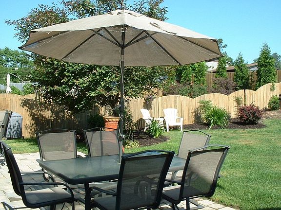 Landscaped Back Yard Great for Entertaining!