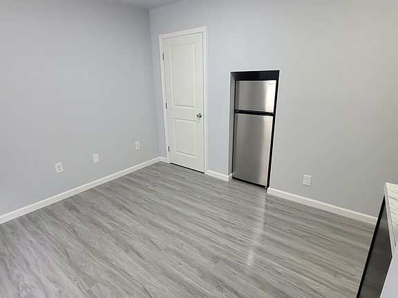 3rd image of 427-429 W Queen Ln #429-2