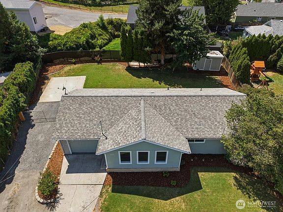 2nd image of 1004 Vista Pl.